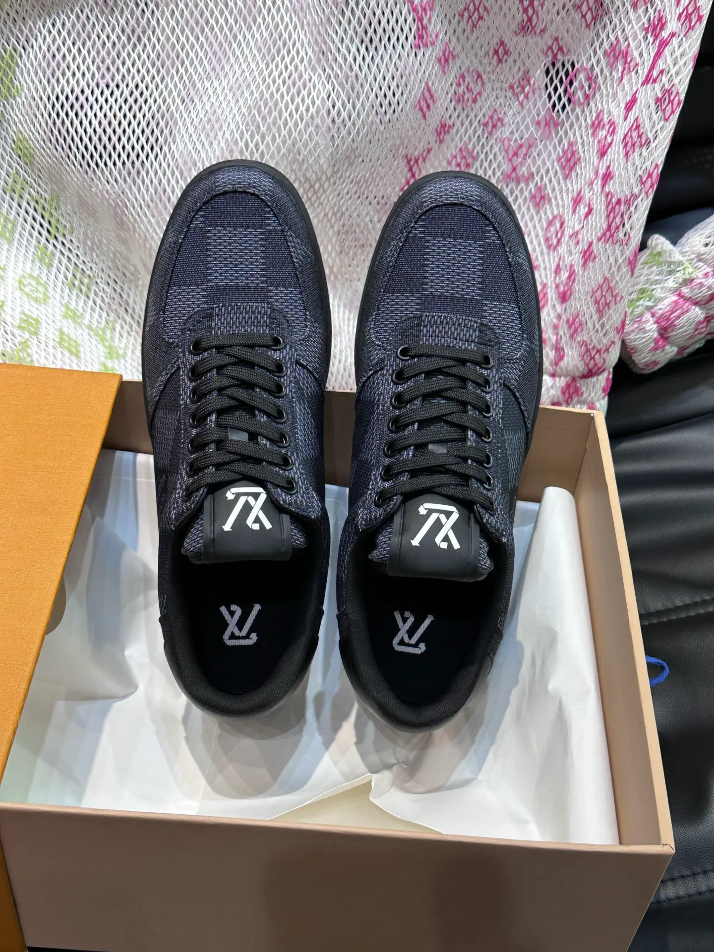 Men's Men's Shoes 💰p420 "*OUIS *UITTO*" Rivoli men's low-top casual sneakers, the classic checkerboard pattern will never go out of style. This Rivoli environmentally friendly sneaker is made of 90% sustainable materials. It is recycled polyester fiber with the iconic Damier jacquard, and the outsole is shaped with recycled polyurethane. An upcycled LV logo perches on the tongue, while Louis Vuitton logos appear on the sides and rear. Comfortable and durable, versatile style, can be worn in all seasons, simple and fashionable item! Size: 38-44 (45 customized)
